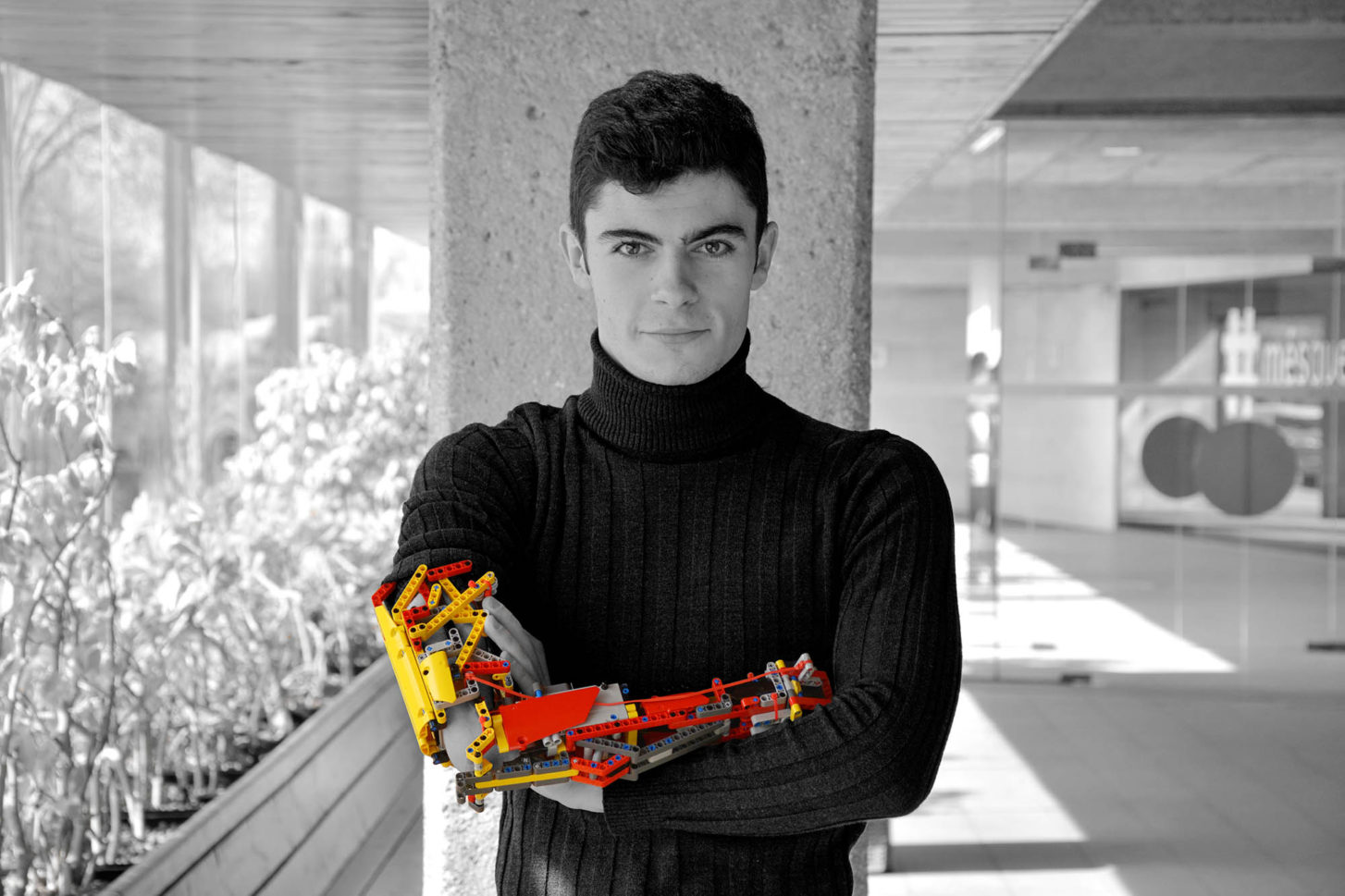 David Aguilar avec une prothèse de bras en Lego