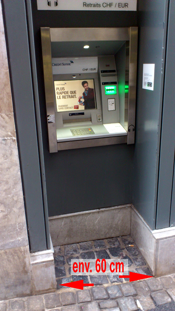 Distributeur da la Banque Crédit Suisse adapté mais inaccessible car encastré dans le mur avec une ouverture de seulement 55 cm à 60 cm !
