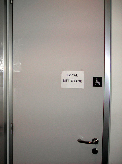 Les WC handicapés sont-ils vraiment des lieux de passage et de stockage?