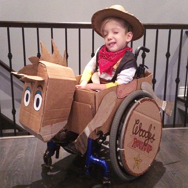 Un petit Cow-Boy sur son cheval-fauteuil roulant
