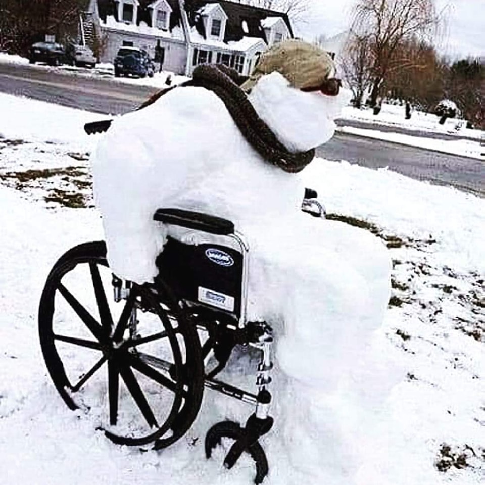 Snowman on wheelchair - Bonhomme de neige en fauteuil roulant