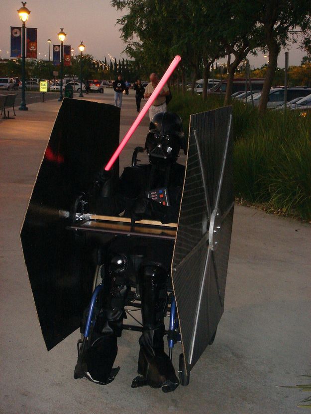 Costume Darth Vader de Halloween pour fauteuil roulant