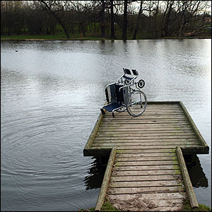 Humour nour d'Aron Brown : un fauteuil vide renvers au bout du ponton et des remous dans l'eau