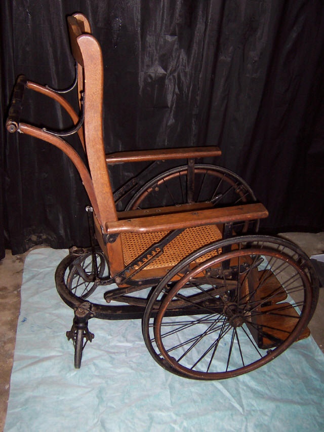 fauteuil roulant en bois