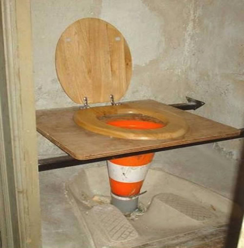 Toilettes a la turque adaptees avc un cone routier