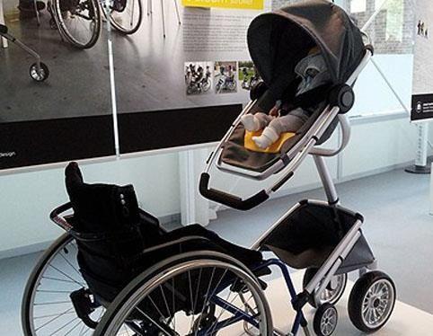 Accessoire pour attacher une nacelle Ã  un fauteuil roulant