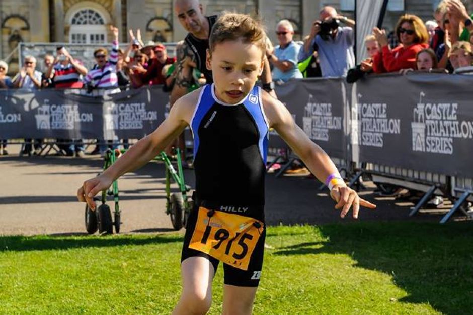 Bailey Matthews, athlete handicape moteur de 8 ans, finissant son premier triathlon sans son deambulateur