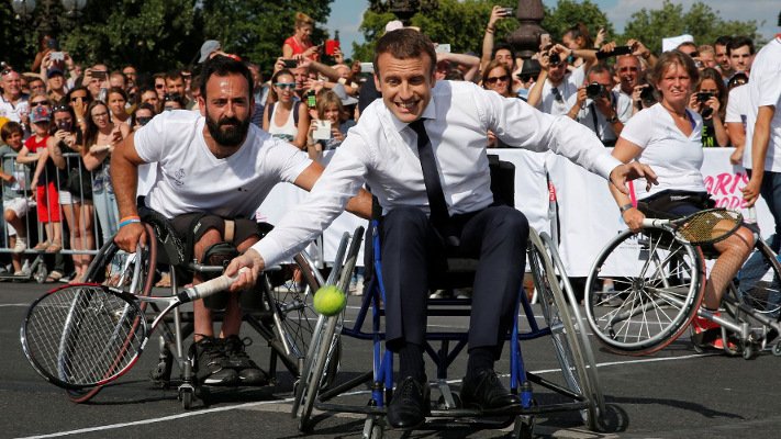 Le president Macron s'essaie au Tennis Fauteuil pour la pomotion de Paris 2024