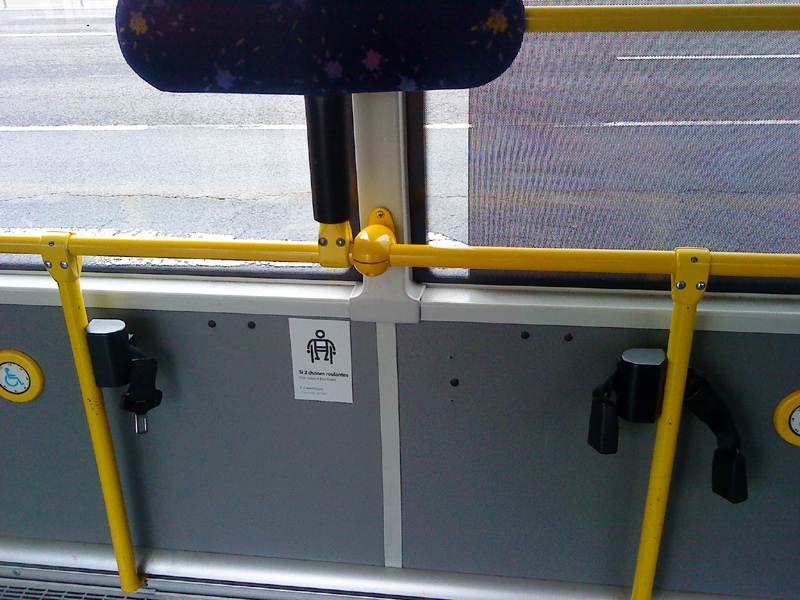 Exemple d'une ceinture de sécurité pour voyageur en fauteuil roulant, comme en trouve dans cerains bus allant au Chalet-à-Gobet